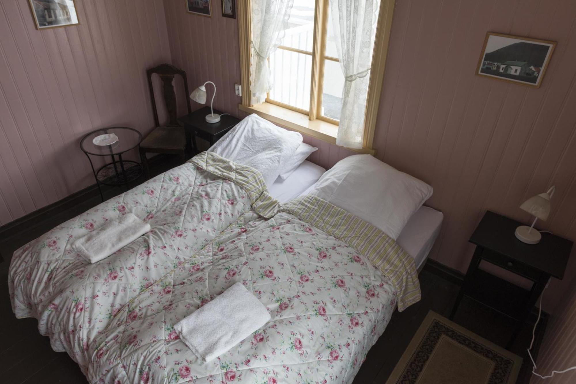 Einarshusid Guesthouse Bolungarvík Eksteriør bilde