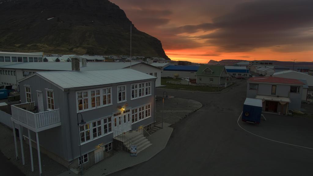 Einarshusid Guesthouse Bolungarvík Eksteriør bilde